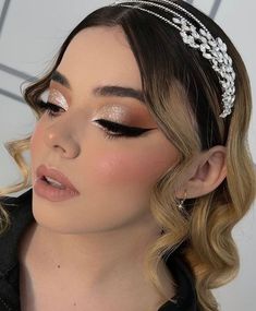 ✨💄DESCUBRE EL SECRETO DE UN MAQUILLAJE PERFECTO✨💋 ¡APRENDE A HACERLO TU MISMA! Haz click en el link para aprender y saber como :   https://go.hotmart.com/H91942720L?dp=1 Quinceanera Makeup, Gold Makeup Looks, Wedding Eye Makeup, Glam Wedding Makeup, Prom Eye Makeup, Prom Makeup Looks, Eye Makeup Styles, Quince Hairstyles, Glam Makeup Look