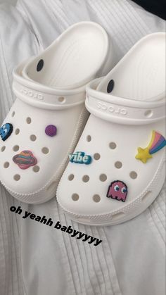 Crocs With Cute Charms, Crocs Charm Aesthetic, White Croc Inspiration, Crocks Outfits Aesthetic, White Crocs Jibbitz Ideas Aesthetic, Cute Shoes Crocs, Crocs Ideas White, White Crocs Inspo Charms, Cute Jibits For Crocks