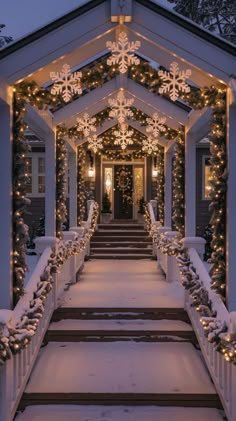 Create a magical entrance to your home by decorating your walkway with frosted garlands, illuminated snowflakes, and soft glowing lights. This winter wonderland pathway will welcome guests with a warm and festive glow, setting the tone for holiday celebrations. Christmas Wonderland Outdoor, Outdoor Winter Wonderland Decorations, Winter Wonderland Outdoor Decor, Winter Wonderland Outdoor Decorations, Winter Wonderland Decorations Christmas, Christmas Walkway, Winterwonder Land, Indoor Winter Wonderland, Winter Wonderland Christmas Decorations