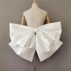 the back of a mannequin wearing a white bow