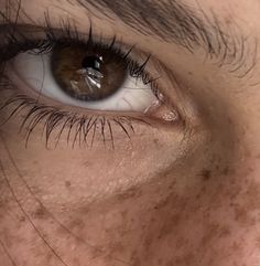 Pale Skin With Freckles Aesthetic, Brown Eyes And Freckles Aesthetic, Freckled Skin Aesthetic, Freckles Aesthetic Faceless, Brown Eyes With Freckles, Cute Freckles Aesthetic, Brown Woman Aesthetic, Pale Skin With Freckles, Freckle Aesthetic