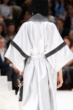 Dress Coat Outfit, Fall Fashion Coats, Iranian Women Fashion, 2020 Fashion Trends, Spring Fashion Trends, Runway Looks, Jw Anderson, Vogue Runway, Cool Street Fashion