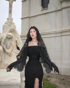 celebrity 💅🏻💗 Girl Punk, Morticia Addams, Summer Black Dress, Party Kleidung, Split Dress, Gothic Dress, Festival Dress, Lace Fashion, Dark Fashion