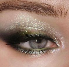 Make Up Ideas For Green Eyes, Edgy Eyeliner, Stylish Eyeliner, Green Eyeshadow Makeup, Green Dress Makeup, Eyeliner Tutorials, Green Eyeshadow Look, Eyeshadow For Green Eyes, Eyeliner Techniques