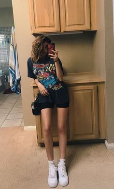 Khaki Shorts Outfit, Biker Shorts Outfit, Aesthetic Retro, Shirt Diy, Grunge Look, Glam Look, Shorts Outfit, Outfit Goals, Fashion Weeks