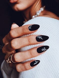 Light Black Nails, Black Nails With Art, Black Nails White Design, Nails 2023 Trends Black, All Black Nail Designs, Black Art Nails, Black Nails With Design Ideas, Nails With Black Dress, Summer Black Nails