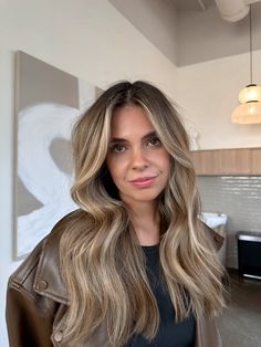 Soft dimensional bronde balayage Blond Dimensional Hair, Blended Dark Roots Blonde Hair, Beige Blonde Hair Dark Roots, Full Highlight With Root Smudge, Caramel Balayage Brunettes, Bronde Balayage Dark Roots, Sandy Bronde Haircolor, Bronde Fall Hair, Half Balayage