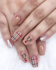 Nail Art For Christmas Simple, Nail Christmas Simple, Short Square Christmas Nail Designs, Christmas Nail Designs Reindeer, Elegant Gel Nails Classy, Deer Christmas Nails, Nail Cristhmas, Nail Art Natal Xmas, Christmas Nail Easy