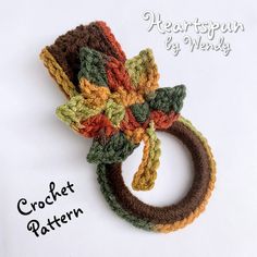 a crochet ring with leaves on it