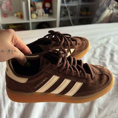 Worn Like Twice! Comes With Box I’m Typically A Size 5-5/5 And This Fits Just A Bit Tight Cute Sporty Shoes, Adidas Shoes Brown, Adidas Sporty And Rich, Rich Shoes, Dream Bored, Wishlist Shoes, Brown Adidas, Sporty Shoes, Shoe Wishlist