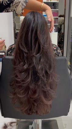 Extra Layered Long Hair, Choppy Layers For Long Hair Wavy, Long Curly Butterfly Haircut, Layer Haircut For Wavy Hair, Long Layered Hair For Wavy Hair, Haïr Cut For Long Wavy Hair, Butterfly Haircut Long Hair Wavy Curly, Bouncy Layers Long Hair, Korean Butterfly Haircut