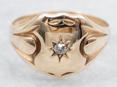 Dieser Siegelring mit einem atemberaubenden Diamant im Old Mine-Schliff verleiht deiner Schmuckkollektion einen Hauch Vintage-Flair. Dieser aus schlichtem Gelbgold gefertigte Ring ist ein zeitloses Statement-Schmuckstück, das jedem Outfit einen Hauch von Eleganz verleiht! * Bitte beachten Sie, dass sich auf dem Diamanten Oberflächeneinschlüsse befinden und der Preis entsprechend festgesetzt wurde. Metall: 10K Gelbgold Edelstein: Diamant im alten Minenschliff .08 Karat, VS2 in Klarheit, H in Farb Gold Signet Ring, Colored Gems, Round Rings, Signet Ring, Statement Pieces, Diamond Cuts, Jewelry Collection, Ring Size, Jewelry Rings