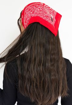 These cute Bandana “kerchief” scarves make the perfect accessory! This style is so current and chic! Plus it keeps the hair out of you face! Red Head Scarf, Bandana Hair Wrap, Mod Outfits, Cute Bandana, Kerchief Hair, Scarf Collection, Small Scarf, Head Scarves, Alice Band