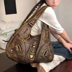 SPECIFICATIONSBrand Name: Boare MortsHandbags Type: TotesTypes of bags: Shoulder & HandbagsMain Material: PULining Material: PolyesterShape: Casual TotePlace Of Origin: ZHE JIANG ProvincePlace Of Origin: ZHE JIANG ?ProvinceOrigin: Mainland ChinaCN: ZhejiangHardness: SOFTPattern Type: SolidInterior: No PocketDecoration: LOCKExterior: Silt PocketOccasion: VersatileClosure Type: zipperGender: UnisexStyle: vintageModel Number: DA37Number of Handles/Straps: SingleChoice: yessemi_Choice: yes Y2k Handbag, Y2k Shoulder Bag, Retro Luxury, Armpit Bag, Designer Totes, Look Vintage, Casual Tote