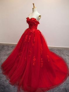 Silhouette:?A Line Waist: Natural Sleeve Length: Sleeveless Fabric:?Tulle, Lace Shown Color: Red Built-In Bra: Yes Red Long Prom Dress, Couture Dior, Gaun Abad Pertengahan, Red Ball Gown, Red Wedding Dress, Gown Red, Floral Prom Dresses, Tulle Ball Gown, Lace Strapless