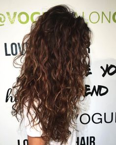 Wavy Whirly Hair, 2b Hairstyles, 2b Curly Hair, Ideas For Hairstyles, Belle Hairstyle, Natural Wavy Hair, Hairstyles Curly, Hooded Eyes