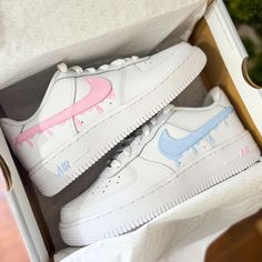 Celebrate your special moment with our custom blue and pink sneakers, perfect for gender reveal events. Make your gender reveal unforgettable with a pair that stands out and speaks volumes. 🎨Artwork: -Exactly as shown in the picture. -Fully hand painted. -Applied Special Acrylic Paint for Shoes and Finisher for more Durability.  -Waterproof and flexible. 👟Sneakers: -100 % Authentic Air Force 1 Sneakers, purchased at official stores in the US, then customized by hand.  📐Size: -C (Child) Y (Youth) W (Women) M (Men.) -Women's sizes might be converted into their equivalent Youth's or Men's: 6.5Y - 8W or 8.5M - 10W, for example. Please refer to the Size Guide. 📦What is included: -Artwork. -Sneakers. -Shipping. -Lace Locks. 🔙Returns/Exchanges: NO RETURNS. Custom shoes are made to order. If Gender Reveal Shoes, Zapatillas Air, Air Force 1 Sneakers, Lv Sneakers, Unique Sneakers