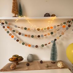 there are many decorations on the shelf in this room, including balloons and garlands