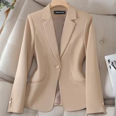 Blazer Feminino Alfaiataria Acinturado Realce sua elegância e sofisticação com nosso Blazer Feminino de Alfaiataria. Desenhado para valorizar a silhueta feminina, ele é a escolha perfeita para adicionar um toque refinado ao seu estilo.  Blazer Feminino Social Eleve seu visual, ideal para ocasiões formais e profissionais. Este blazer combina perfeitamente praticidade e elegância, proporcionando um look sofisticado e moderno.  Modelagem Slim Com sua modelagem slim, oferece um caimento perfeito, destacando sua silhueta de maneira elegante e discreta. Este blazer é ideal para quem busca um visual refinado e contemporâneo, sem abrir mão do conforto.  Confeccionado com Tecido Premium e Forro Interno Fabricado com tecido premium e forro interno, proporciona conforto e durabilidade excepcionais. O Khaki Suit, Fall Blazer, Blazer Casual, Slim Suit, Classy Work Outfits, Beauty Dress, Professional Attire, Street Outfit