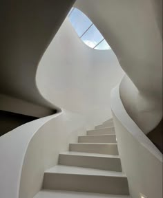 the stairs are made from white concrete and have been designed to look like a curved staircase