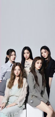 Itzy Lockscreen Ot5, Itzy Group Photo Aesthetic, Itzy Wallpaper Iphone, Itzy Group Photo Wallpaper, Itzy Lockscreen Aesthetic, Itzy Group Photo, Itzy Photoshoot