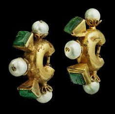 A Pair of Gold Earrings with Pearls and Emeralds from 6th Century Byzantine Culture. Byzantine Earrings, Byzantine Gold, Slow Sunday, Byzantine Jewelry, Ancient Jewels, Ancient Jewellery, Historical Jewellery, Medieval Jewelry, Ancient Jewelry