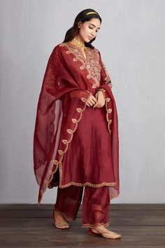 Garnet red long kurta with placement aari worked motifs and side slits. Comes with sheer panelled pants and silk organza dupatta. Organza Kurta, Gharara Designs, Kurta Pants, Chanderi Dupatta, Red Kurta, Shadi Dresses, Kurta Cotton, Fancy Suit, Kurta Set For Women