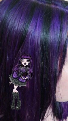 Hair Color Ideas Black And Purple, Black And Purple Hair Highlights, Violet Purple Hair Color, Ideas To Dye Your Hair Red, Dark Purple Streaks In Black Hair, Purple Draculaura Hair, Chunky Purple Highlights On Dark Hair, Blue Skunk Highlights, Alt Colored Hair