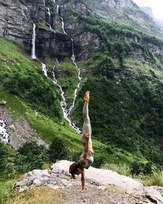 Yoga Aesthetic in the mountains Mountain Yoga Pose, Yoga On Mountain, Ashtanga Yoga Aesthetic, Yoga Instructor Aesthetic, Feeling Free Aesthetic, Handstand Aesthetic, Workout Aesthetic Motivation, Pilates Goals, Active Aesthetic