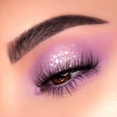 Light Purple Makeup Looks Simple, Make Up Lilla, Light Purple Makeup, Maquillage Goth, Lilac Eye, Lilac Eyeshadow, Cool Eyeshadow