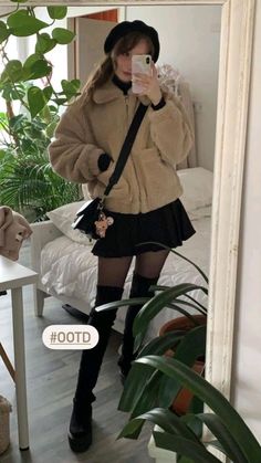 Elegant High Class Outfit, Cute Korean Fashion Winter, Brown Outfit Classy, Y2k Brown Outfit, Korea Fits, France Fits, Layered Clothing, French Trip, Fits 2023