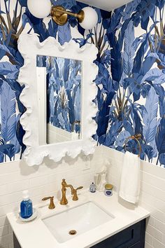 Blue and White Powder Room Style with Thibaut wallpaper Quadrille Wallpaper Bathroom, Bold Coastal Wallpaper, Thibaut Wallpaper Bedroom, Preppy Half Bath, Blue Wallpaper For Wall, White Blue Interior Design, Blue And White Powder Room, Bold Blue Wallpaper, Palm Beach Bathroom