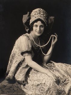 costumehistory: carolathhabsburg: Anna Pavlova, 1910s. Look at that hat! Famous Ballet Dancers, Russian Dress, Fashion 1910, Wearing Pearls, Anna Pavlova, 1910s Fashion, Russian Ballet, Jeanne Lanvin