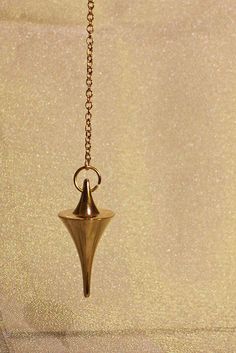 Pendulum Witchcraft, Magic Tattoo, Pendulum Dowsing, Witchcraft For Beginners, Wicca Witchcraft, Witch Spell, Tarot Card Meanings, Ouija Board, Spells Witchcraft