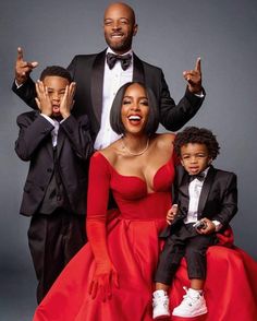 Family Pictures Black People, New Year Love, Family Christmas Pictures Outfits, Family Holiday Pictures, Christmas Pictures Outfits, Family Portrait Outfits, Christmas Family Photoshoot, Family Christmas Outfits, Family Photoshoot Poses