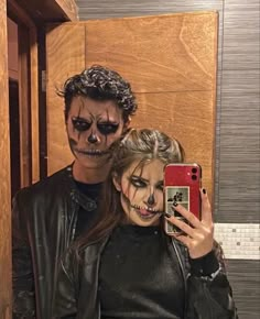 Hot Vampire Couple Costumes, Halloween Face Paint Couples, Super Easy Couple Costumes, Cool Halloween Couple Costumes, Cute Halloween Ideas For Couples, Halloween Makeup Couples Ideas, Cool Scary Halloween Costumes, Couples Halloween Face Paint Ideas, Halloween Pics Ideas