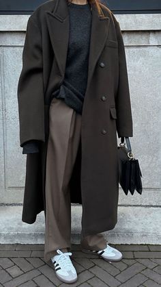 Adidas Samba Outfit, Samba Outfit, Mode Turban, Minimal Outfit, Stil Inspiration, Brown Coat, Coat Outfits, Mode Hijab