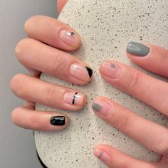 Minimalist Nails Short Round, Minimal Short Nails, Minimal Nails Design, Cute Shellac Nails, Basic Nail Art, Summer Nails Art, Boho Nails, Hippie Nails