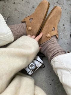 Mink Boston Birkenstock Outfit, Birkenstock Boston Mink, Shearling Birkenstock Outfit, Birkenstocks Aesthetic, Birkenstock Mocha, Birkenstock Outfit Winter, Socks With Boots, Aesthetic With Friends