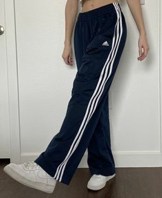 Jogging Outfit, Aesthetic Grunge Outfit, Adidas Girl, Adidas Outfit, Sporty Outfits, Adidas Pants, Casual Style Outfits, Teen Fashion Outfits, Dance Outfits