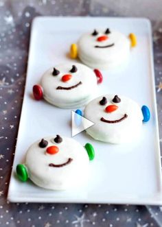 ▷ ▷These Easy Snowman Oreo Cookies are so festive...licious and great for kids to help make too. A perfect no bake treat option...ey come together quickly! christmas gift for mom, christmas gift basket ideas, !! Oreo Snowman, Cute Christmas Desserts, Xmas Treats, Easy Christmas Treats, Snowman Cookies, Christmas Candy Recipes, Balloon Crafts, Oreo Dessert, Christmas Food Desserts