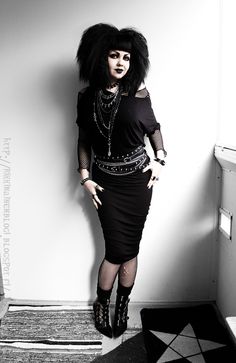 Black Widow Sanctuary: Light owl Trad Goth Outfits, Dark Skirts, Net Shirt, Goth Skirt, Casual Goth, Goth Rock, Goth Subculture, Trad Goth, Arte Punk