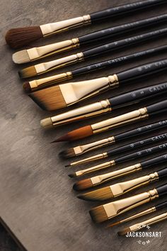 a bunch of brushes that are sitting on a table