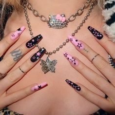 Nail Art Designs On Black Nails, Hello Kitty Nails Pink And Black, Back And Pink Nails, Pink Rock Nails, Pink Nails With Black Stars, Mail Inspo Y2k, Scene Nails Acrylic, Pink With Black Nails, Pink And Pink Nails