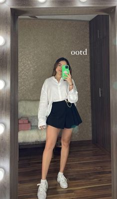 Classy College Outfits, Black Mini Skirt Outfit, Female Clothes Outfits, Outfit Botas, Uni Outfits