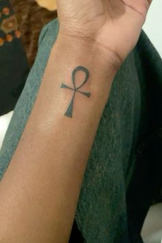 Cross Symbol Tattoo, Ankh Wrist Tattoo, Female Tattoo Symbol, Anch Tattoo Egyptian, Ankh Back Tattoo, Ahnk Tattoo Black Woman, Egpty Gods Tattoo, Anhk Tattoos For Women, Anhk Tattoos Egyptian