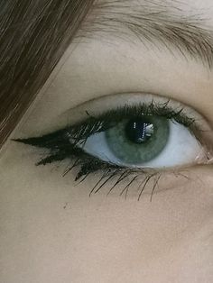 Eyeliner Styles For Indian Eyes, Eyeliner Ideas Aesthetic, Interesting Eyeliner, Makeup Ideas Grunge, Blue Eyes Eyeliner, Makeup Inspo Creative, Soft Gothic Makeup, Eyeliner Simple, Eyeliner Makeup Ideas