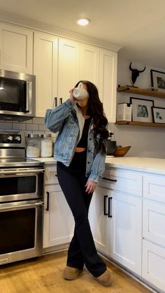 Cute Brown Jacket Outfits, Legging Outfits With Uggs, Cold Weather Class Outfits, Outfit For Breakfast With Friends Winter, Causal Outfits For College, Rainy Cold Outfit, Cozy Outfit Inspo Winter, 2025 Mom Outfits, Cold Uni Outfits