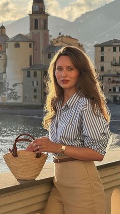 elegant, timeless outfit, classy, quite luxury looks, blue strip shirt, beige trousers, straw bag, Chic outfit, parisian outfit, old money aesthetic Outfit Women Aesthetic, Old Money Outfit Women, Outfit Ideas Old Money, Livia Auer, Quite Luxury, Parisian Outfit, Postpartum Fashion, Old Money Outfit, Money Outfit