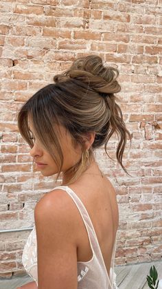 Check more at https://howcandothis.com/hairstyleideas/42769/ Hairby Chrissy, Tousled Updo, Bridemaids Hairstyles, Instagram Hairstyles, Hoco Hair Ideas Down, Bridal Hair Updo